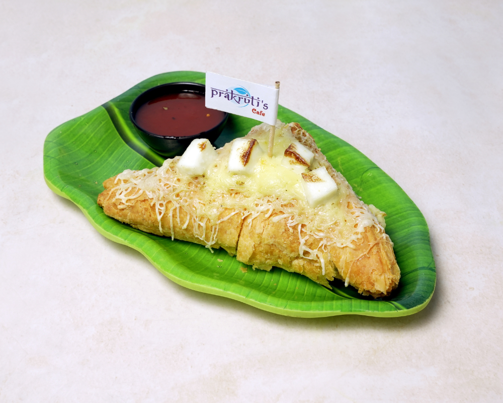 Paneer tikka puff with cheese